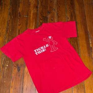 2005 VIntage Elmo Tickle This T Shirt 00s Cartoon Graphic Tee